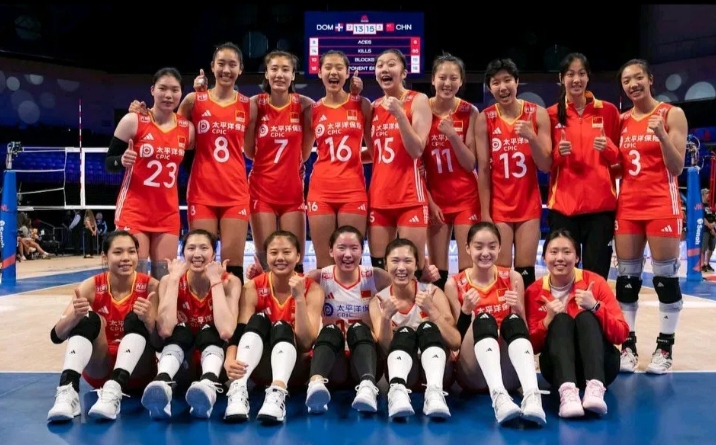 西班牙女排队员团结合作，成功晋级！