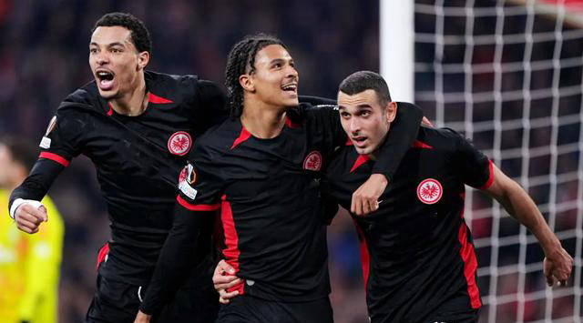 包含阿贾克斯逆转战胜对手，淘汰赛之路越发坚定的词条