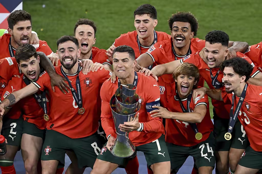 包含欧洲足球盛宴热情高涨，焦点对决有眼放的词条