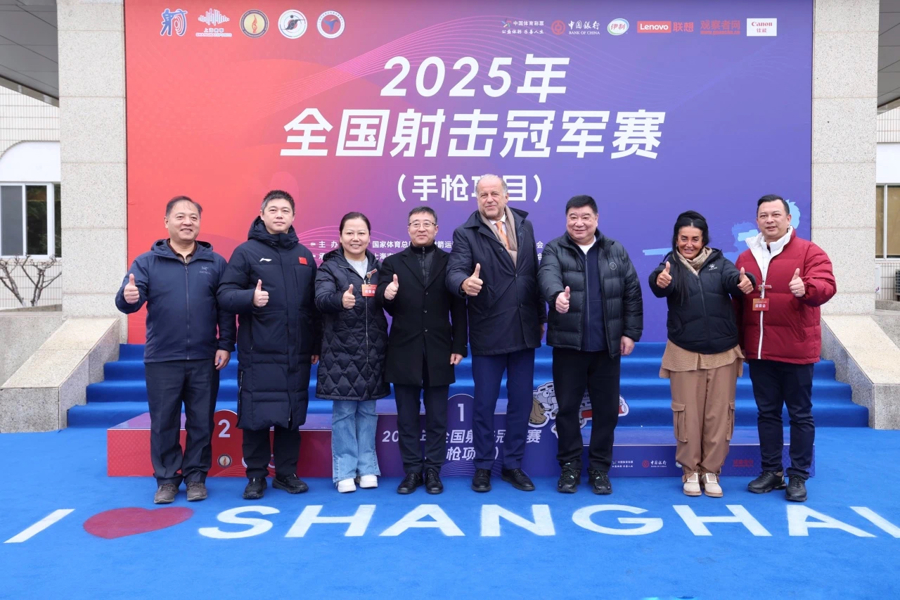 射击选手集中精力，枪法准确夺冠称霸赛场的简单介绍