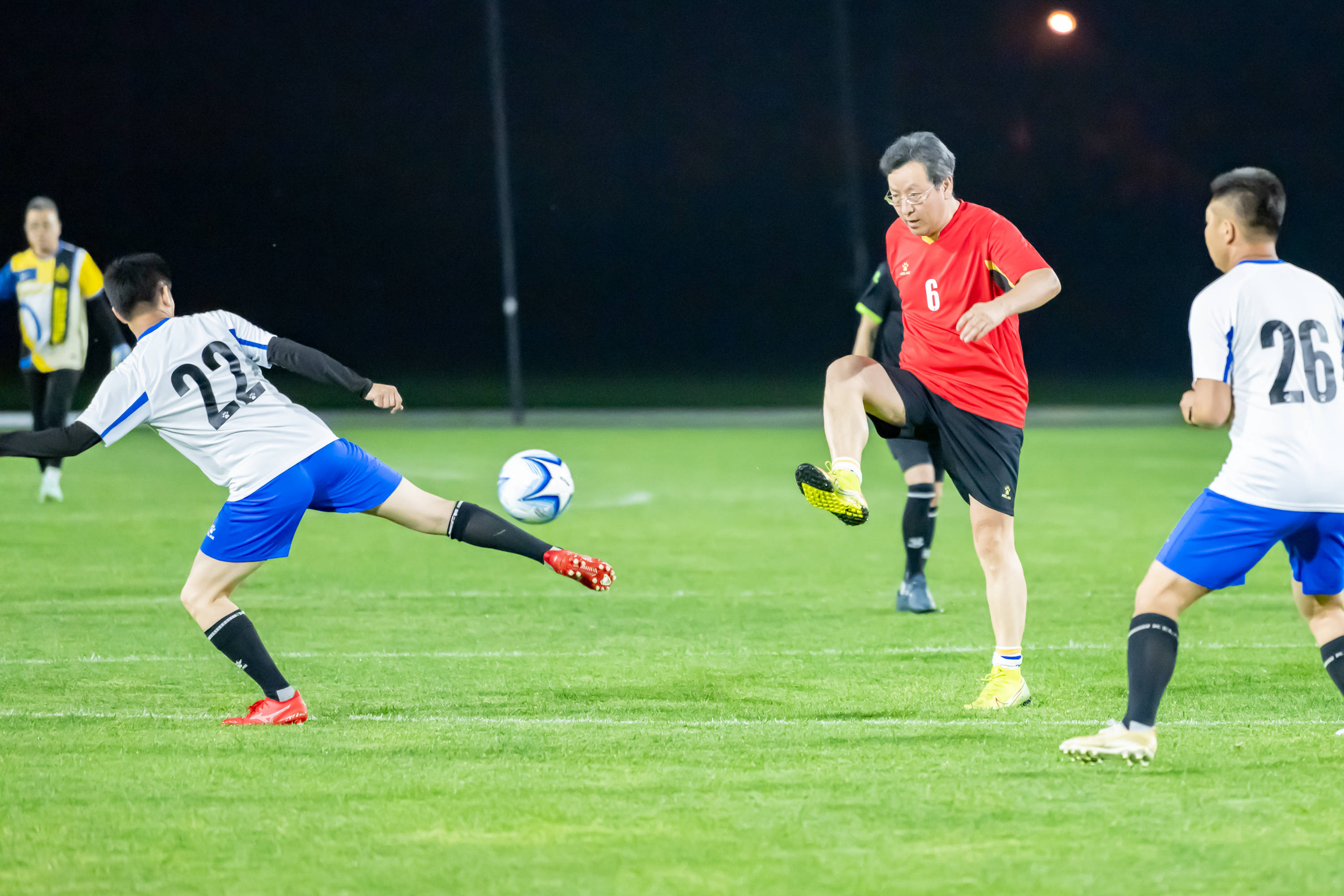 足球联赛上演的精彩一幕，让人热血沸腾