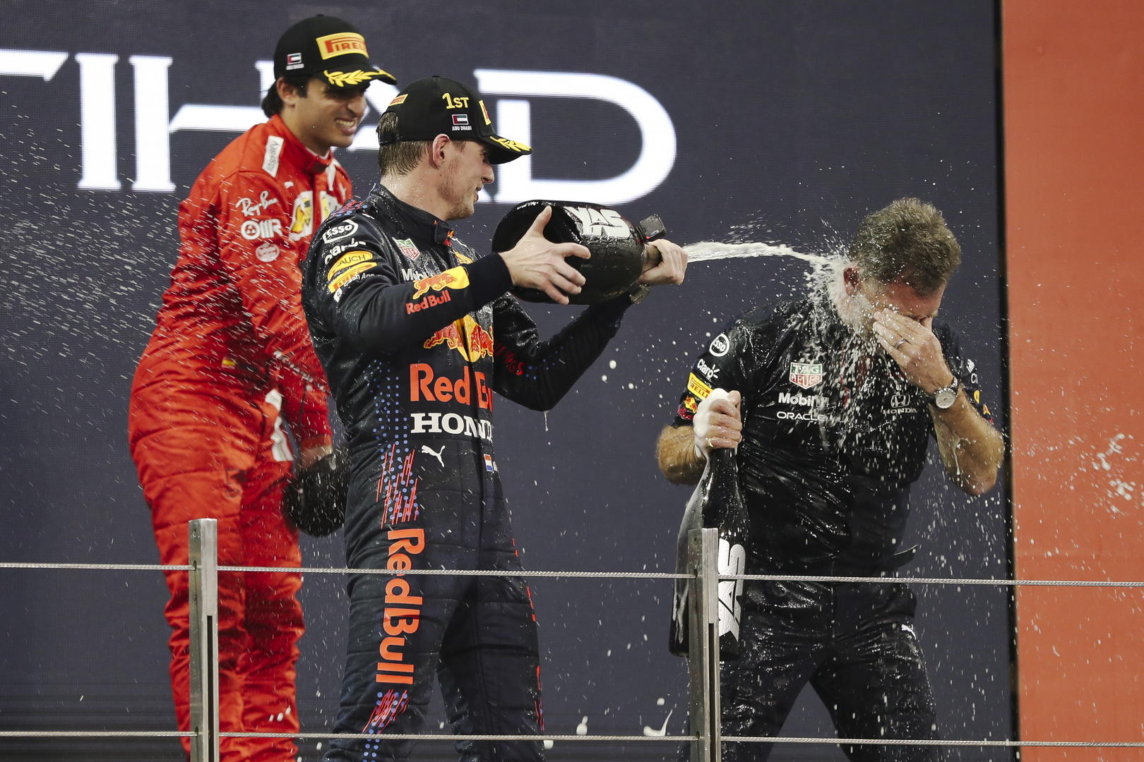 红牛二队横扫梅赛德斯,汉密尔顿带队取胜 红牛二队横扫梅赛德斯,汉密尔顿带队取胜