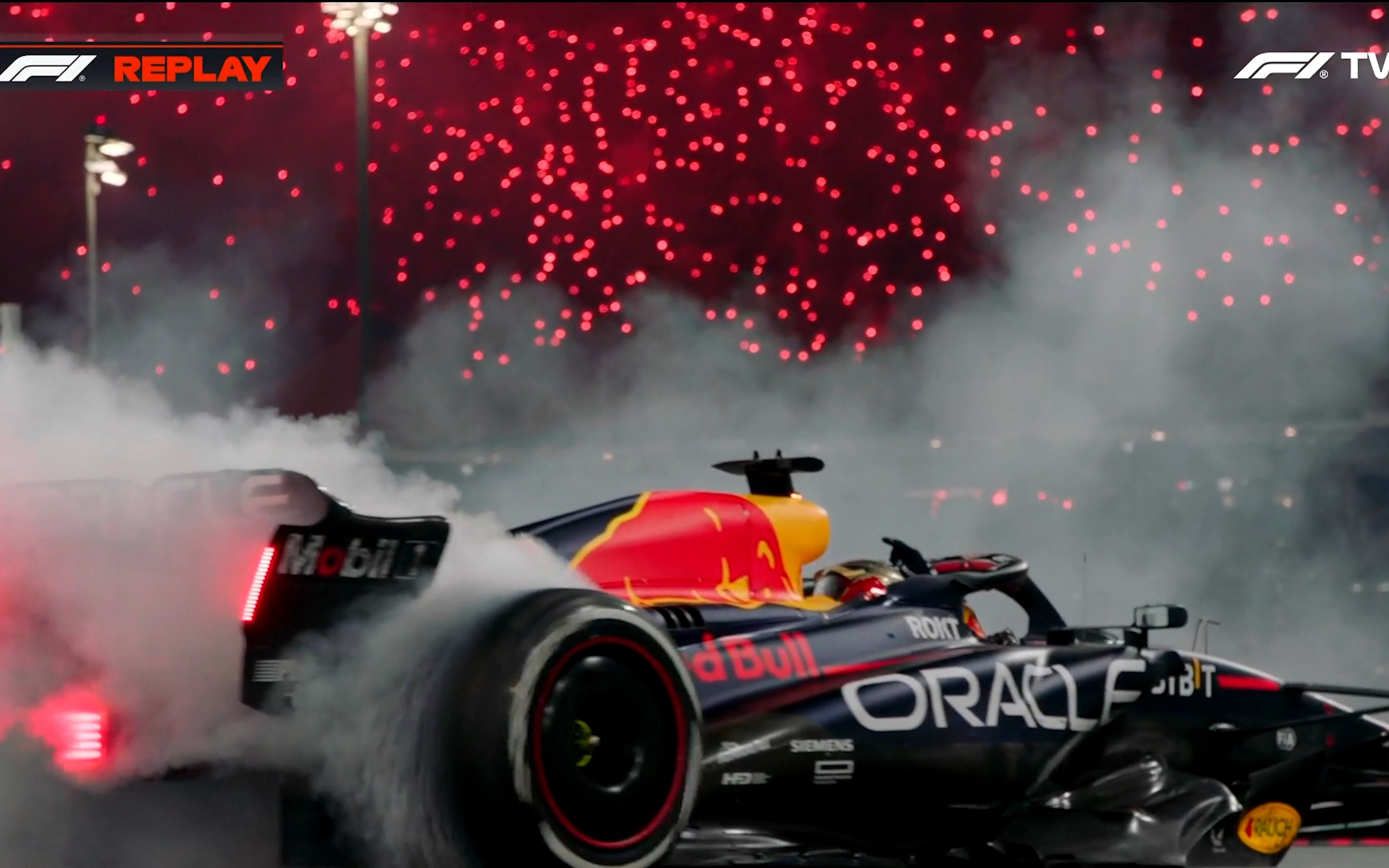 红牛车队完胜威廉姆斯,塞恩斯点燃赛场 红牛车队完胜威廉姆斯,塞恩斯点燃赛场