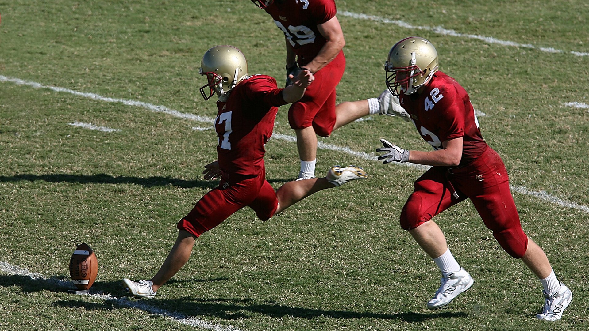 赛道与球场的双重宿命，当F1年度争冠之夜遇见凯恩的防线爆破