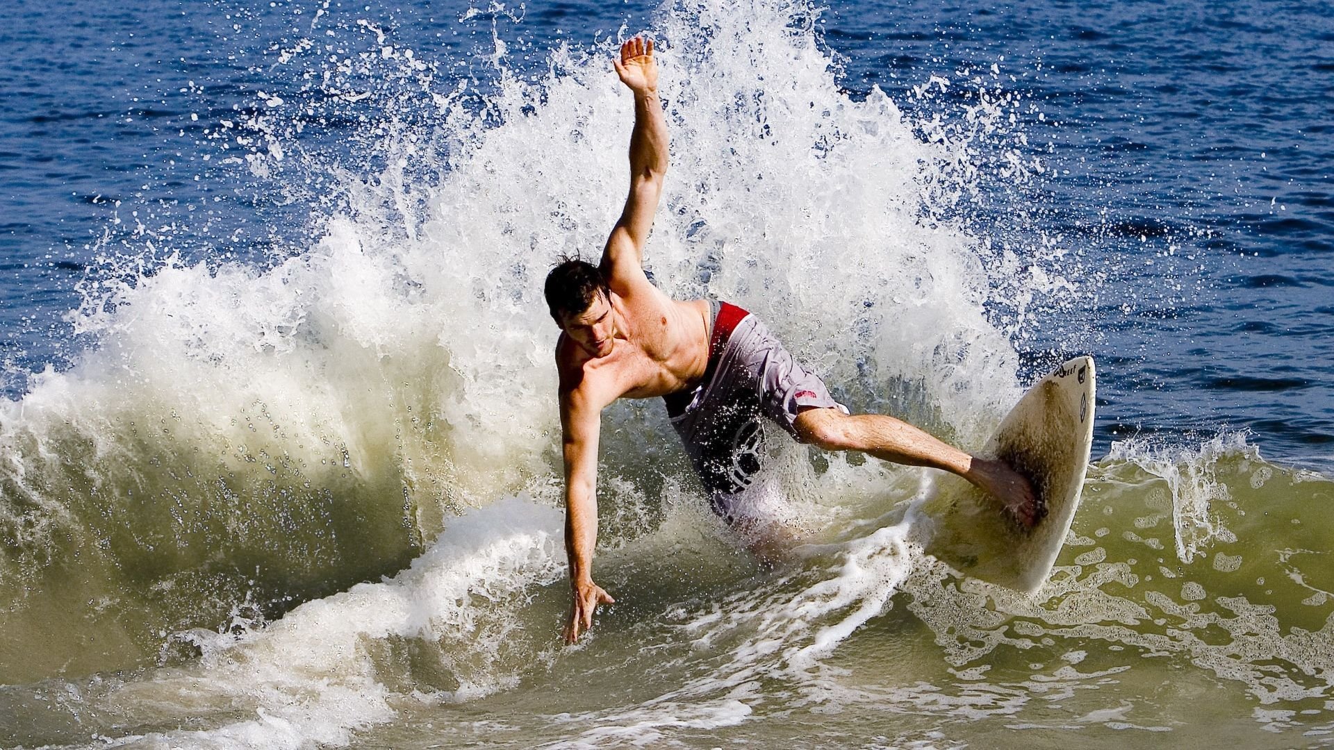 赛道上的绝对主宰，勒克莱尔驾驭雷诺轻取迈凯伦，统治全场